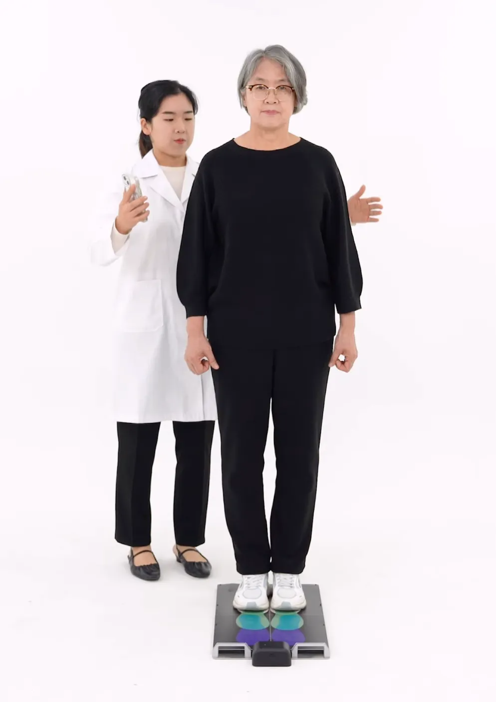 SPPB prueba de equilibrio: posición paralela con pies juntos mantenida 10 segundos.