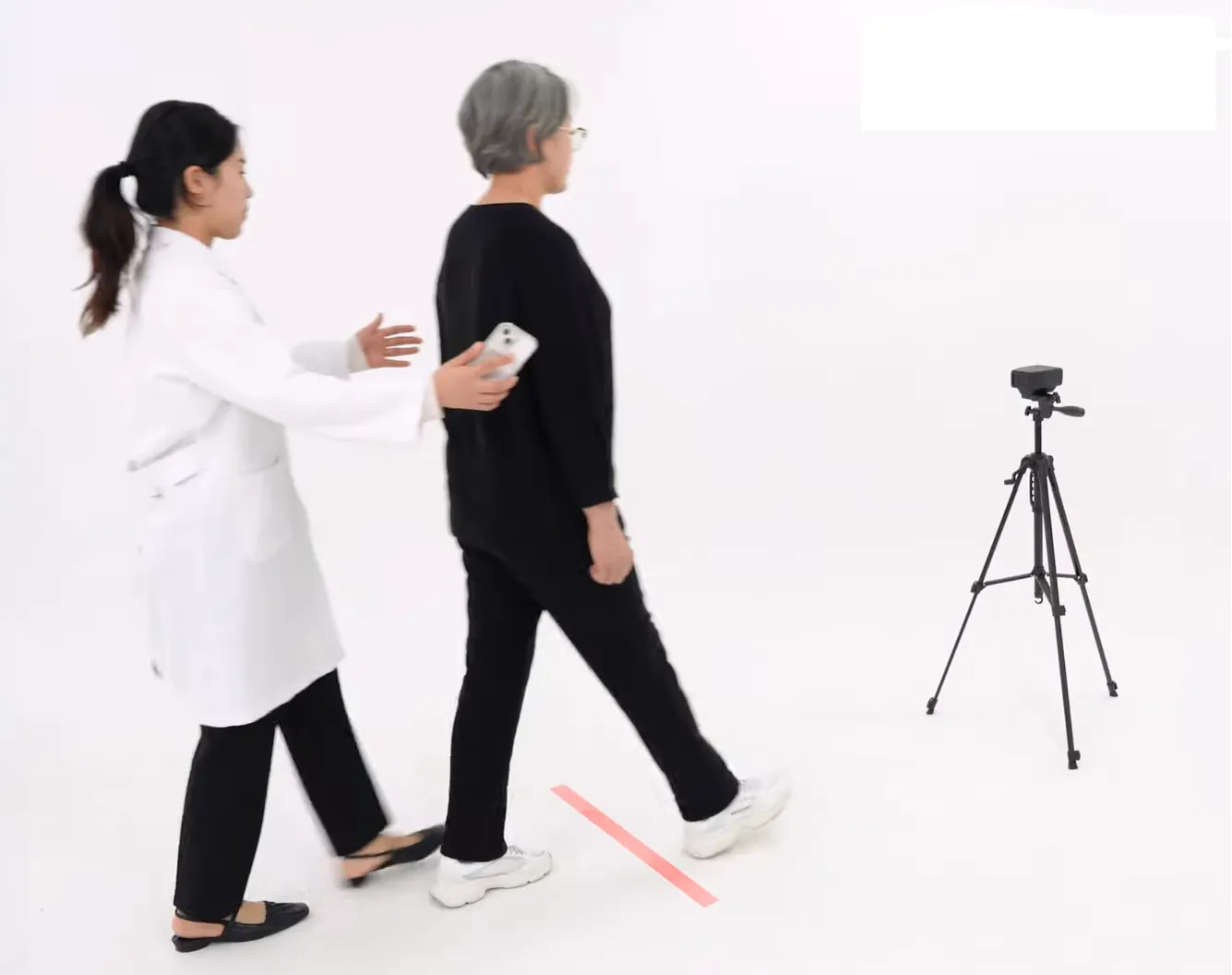 SPPB prueba de velocidad de la marcha: recorrido de 4 metros señalizado sobre superficie plana.