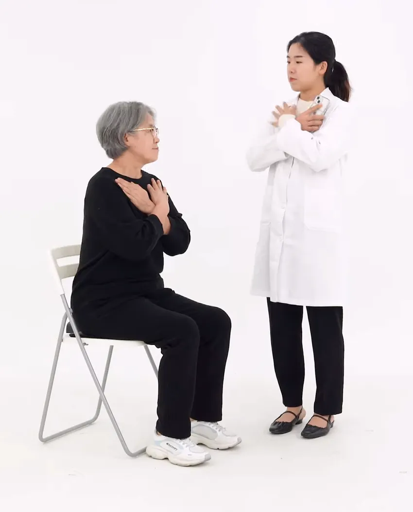 SPPB椅子立ち上がり検査：腕を胸の前で交差した正しい開始姿勢。