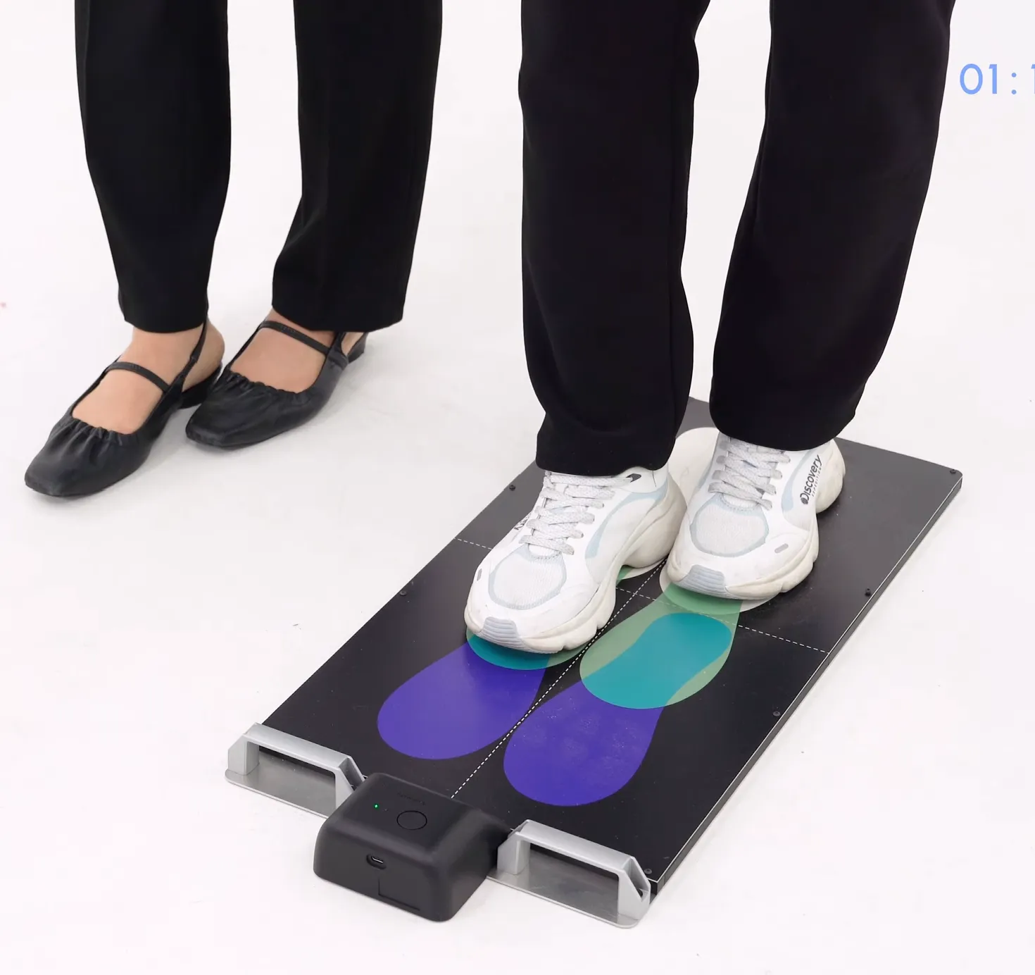 SPPB 정적균형 검사: 10초 유지하는 반일렬 자세.