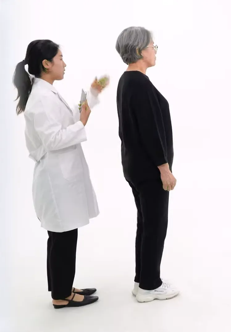 SPPB 보행속도 검사: 4m 보행 전 출발선에서 정지 대기 중인 대상자.